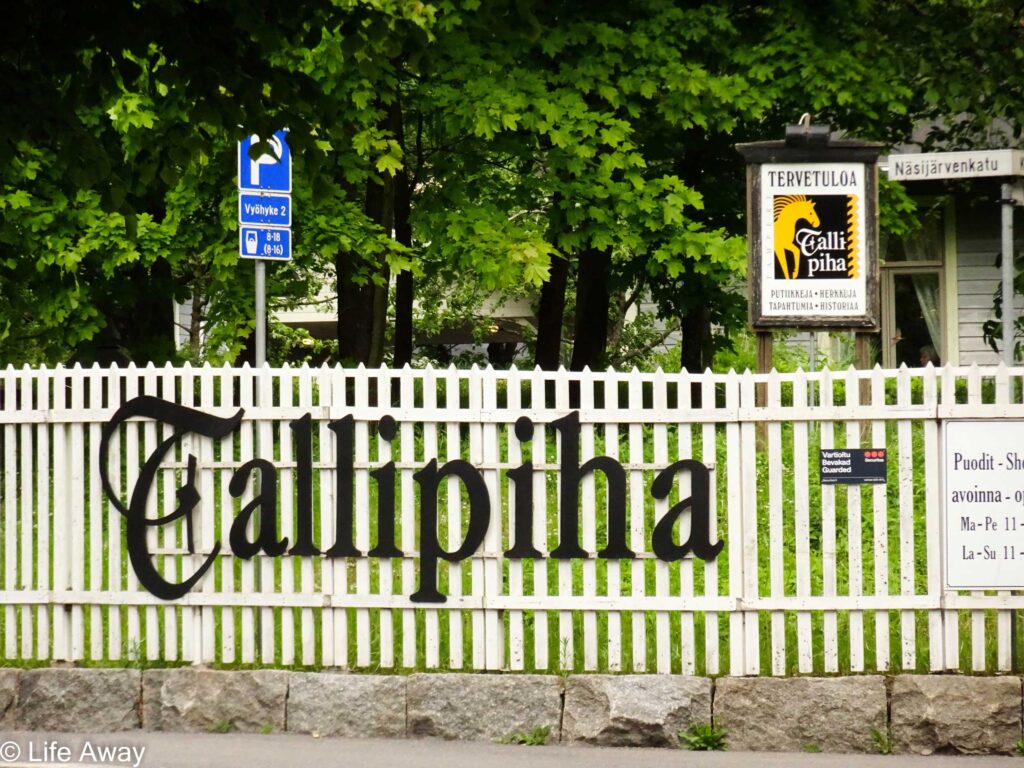 Sign for Tallipiha stable yard on fence